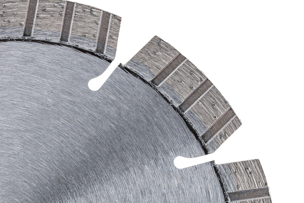 Primer plano de un disco de diamante utilizado para cortar en la construcción.