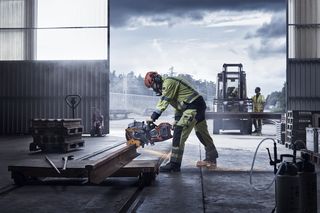 K 1 Pace Rail – Worker cutting beam infront of forklift