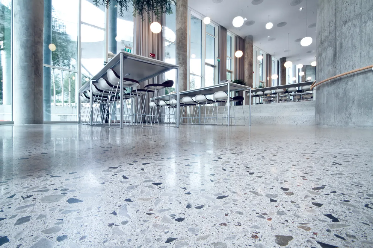 Husqvarna Superfloor - Bank entrance