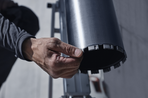 Elite-Drill D1610 ø162 Closeup worker inspecting drill