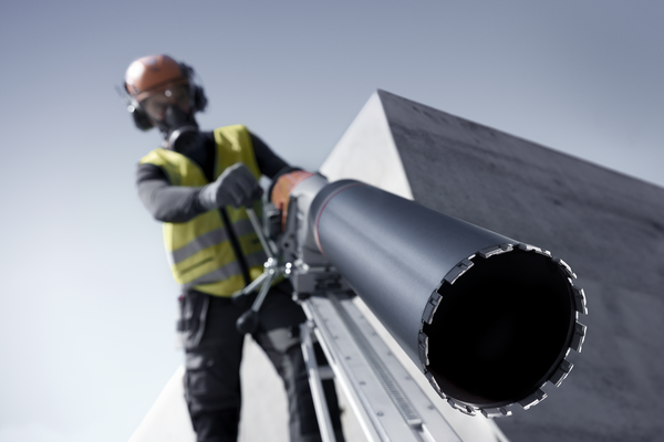 Elite-Drill D1600 ø162 Worker drilling