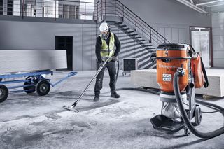 DE 130 H – floor vacuuming