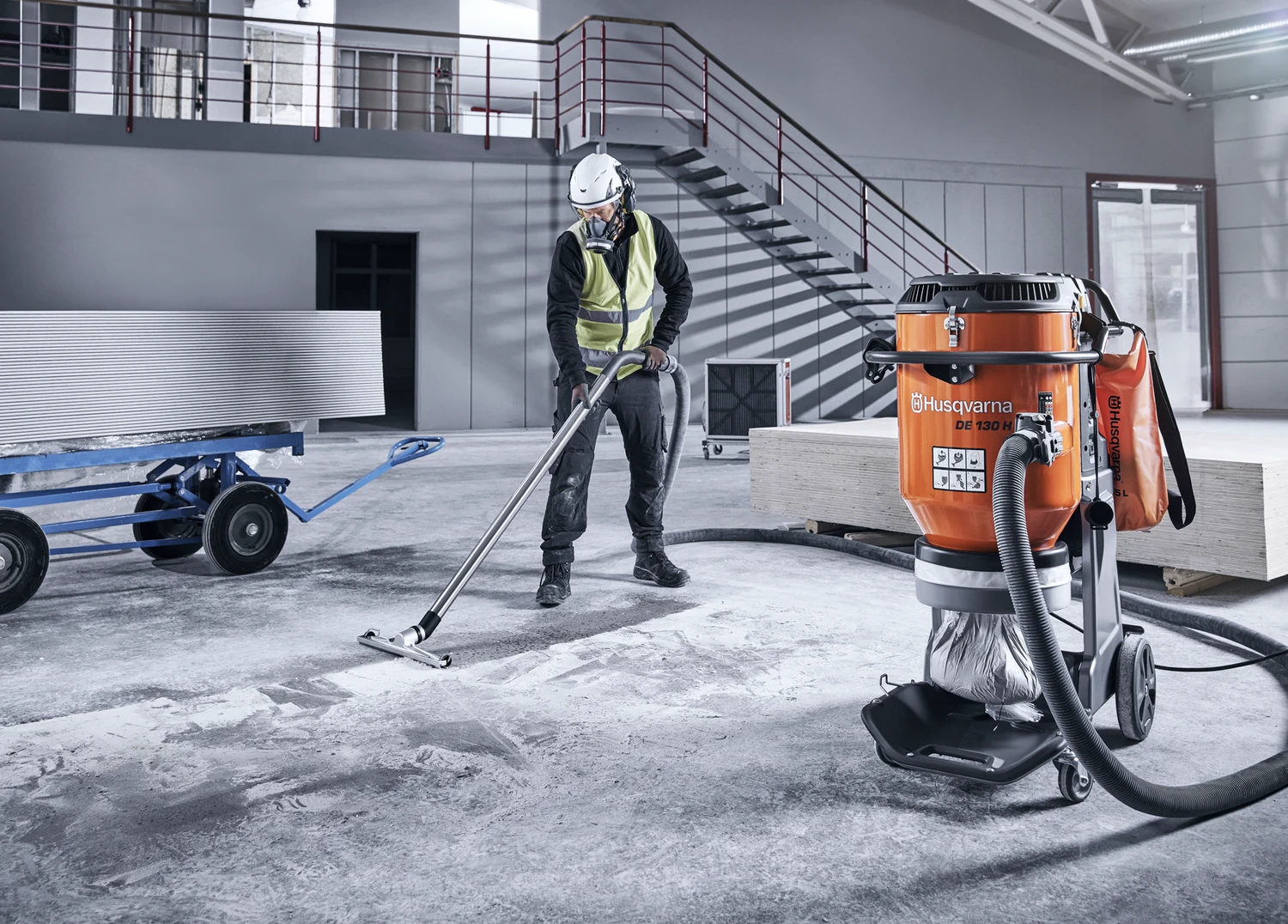 https://www.husqvarnaconstruction.com/-/images/aprimo/husqvarna-construction/dust-extractors-1-phase-2/photos/action/az-649654.webp?format=HCP_HERO_LANDSCAPE_MD_WEBP&v=386c29de547a72d6