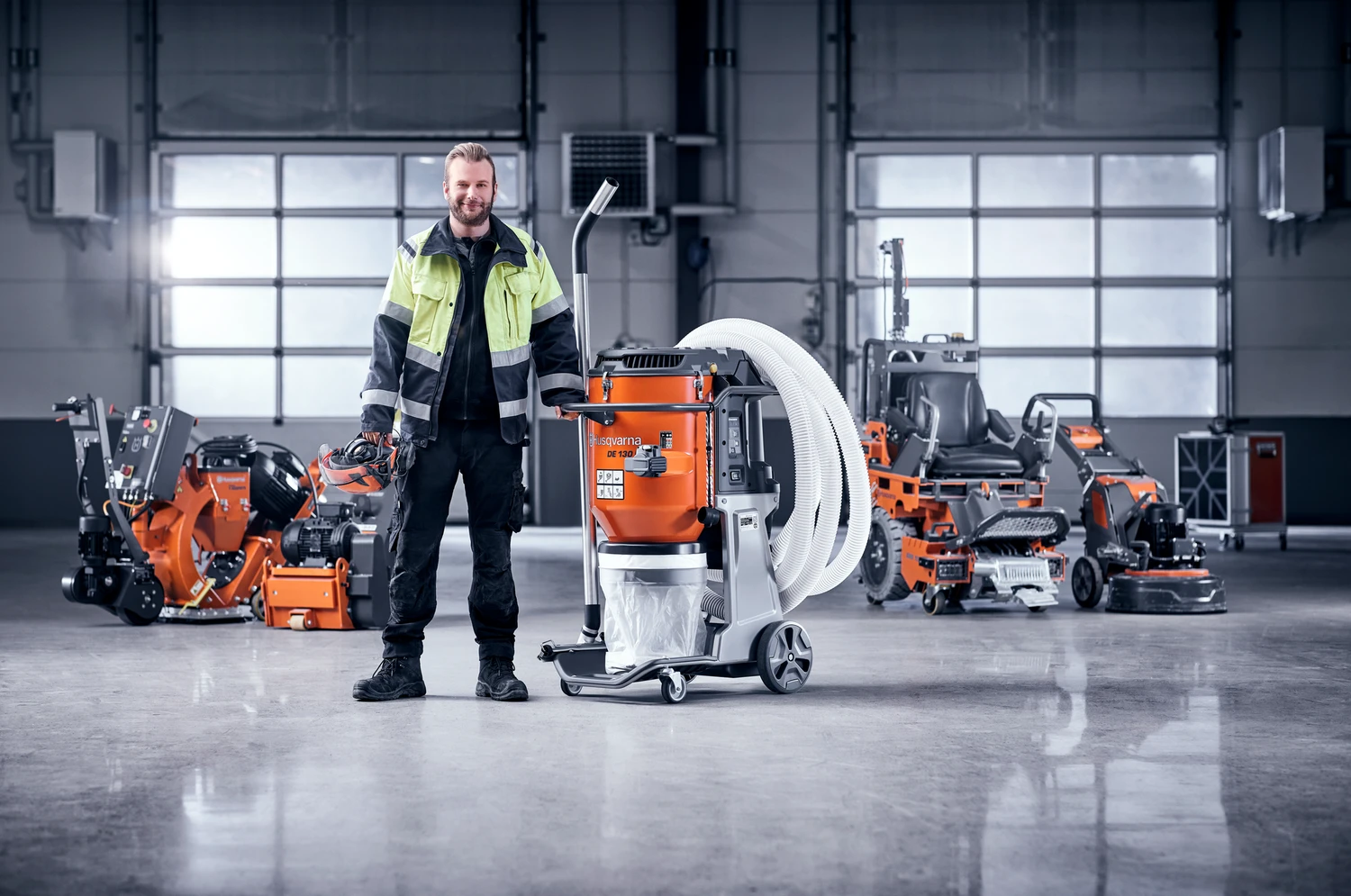 DE 130 H – applications range shot with operator