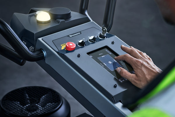 Autogrinder operator using control panel