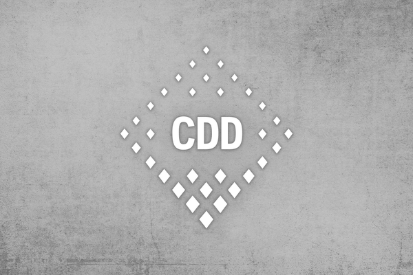 Logo s písmeny "CDD" uvnitř kosočtverce tvořeného malými kosočtvercovými tvary.