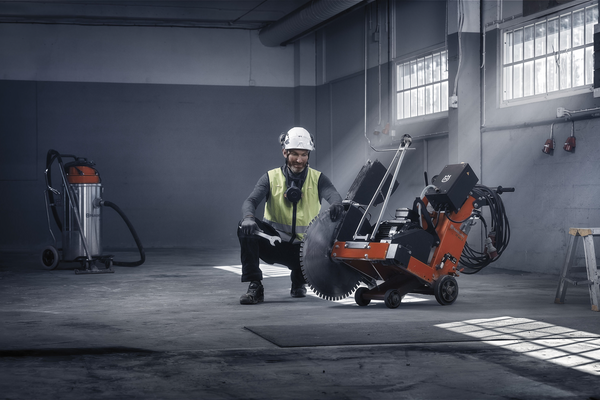 FS 600 E Electric floor saw in action