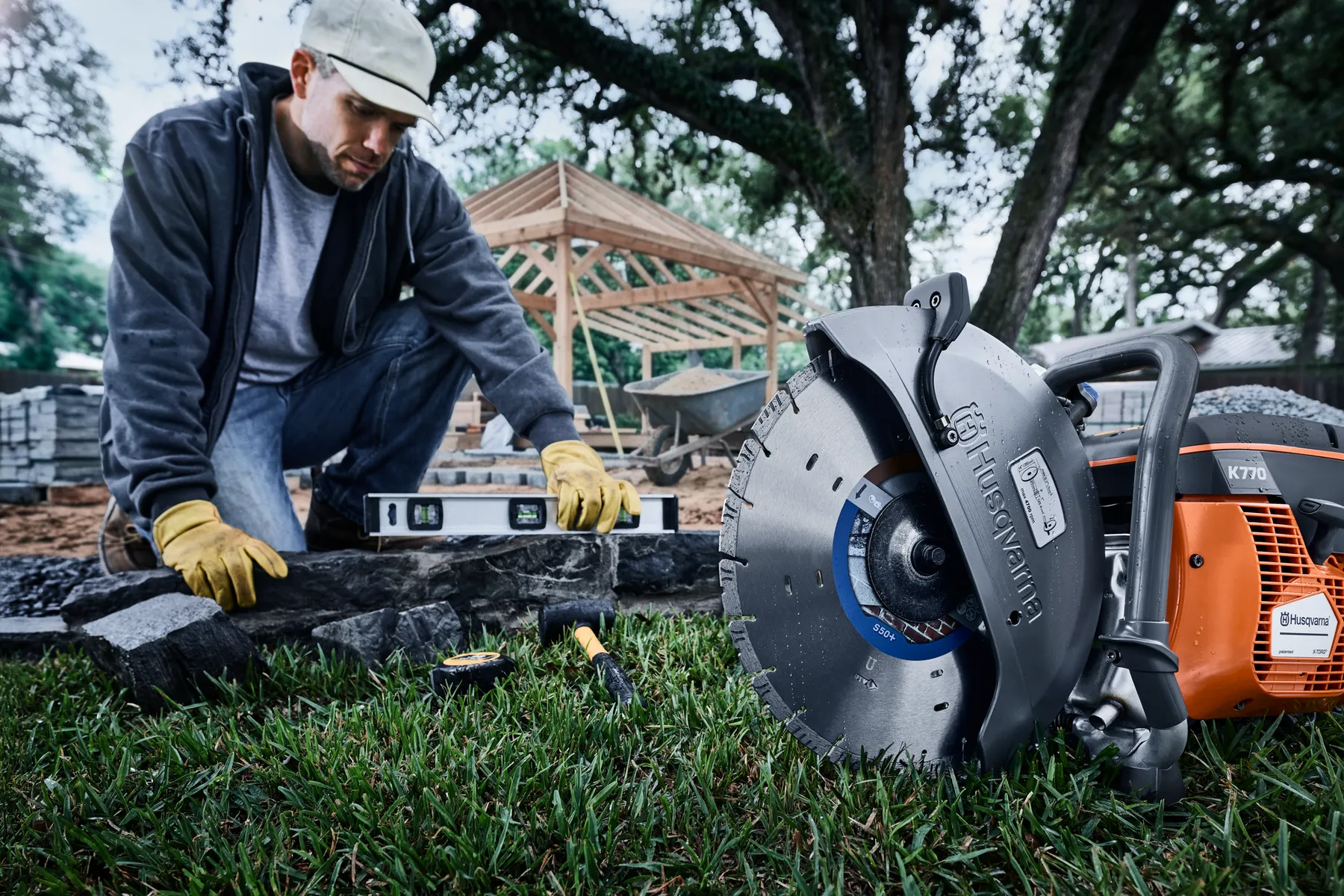 Personne pour le nivellement de la pierre sur place ; La découpeuse Husqvarna K770 au premier plan.