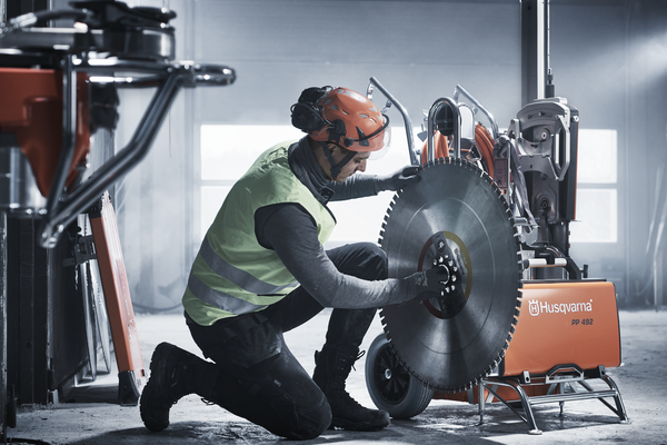 W1600 wall saw blades in action