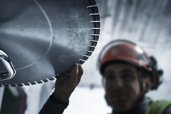 W1600 wall saw blades in action