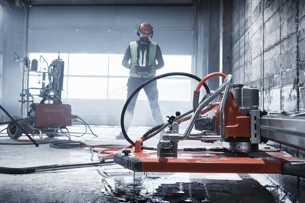 Wall saw blade in action