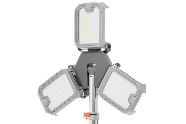 複数のLEDパネルを備えた建設現場の照明のスタジオイメージ。