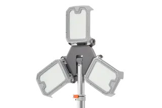 複数のLEDパネルを備えた建設現場の照明のスタジオイメージ。