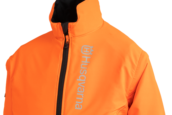 Vooraanzicht van een Husqvarna-werkjas met SmartGuard-logo.
