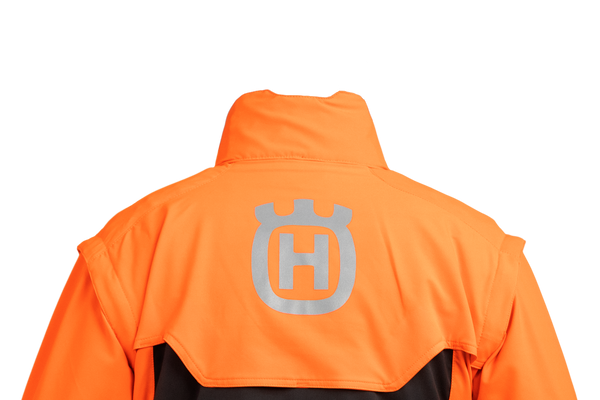 Achteraanzicht van een Husqvarna-werkjas met logo prominent weergegeven.