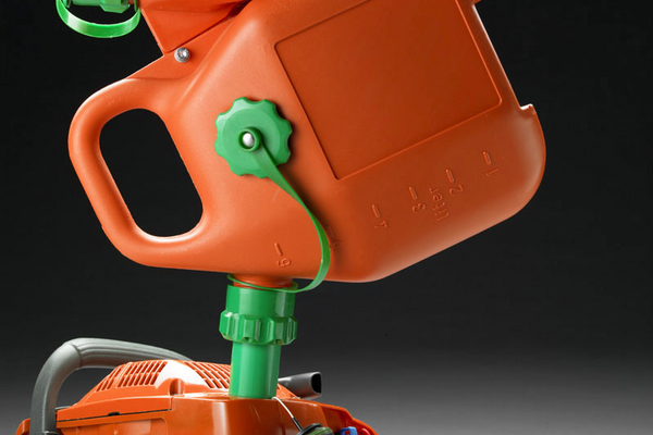 Refuelling chainsaw/ combican/ fuel can